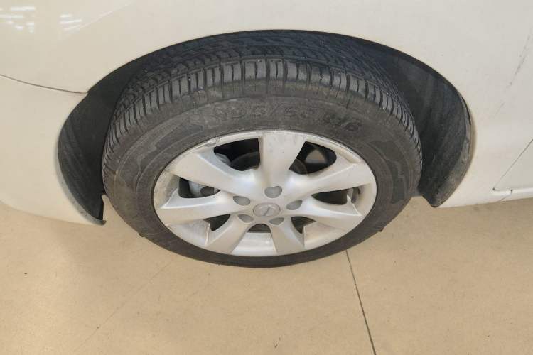 Used Nissan Tiida 2014 1.6L CVT Smart Model Left Front Wheel Hub