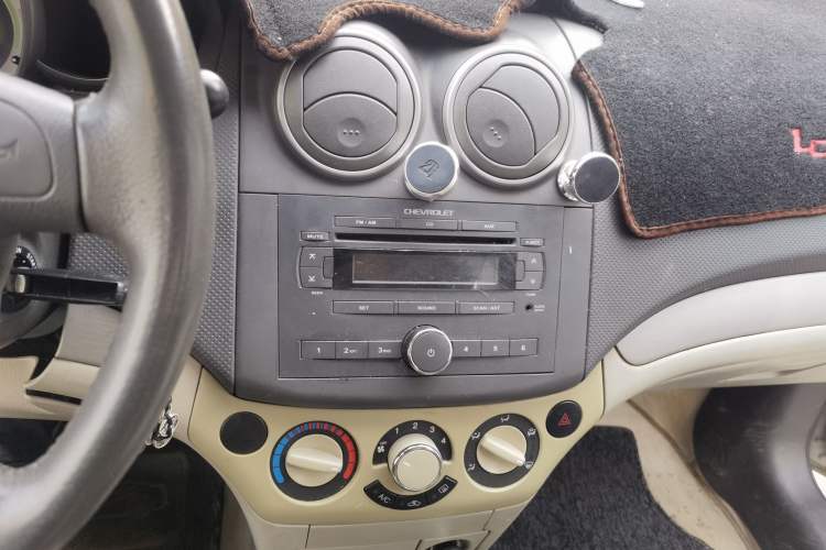 Used Chevrolet Lova 2010 1.6MT Dynamic Edition Audio And AC Panel