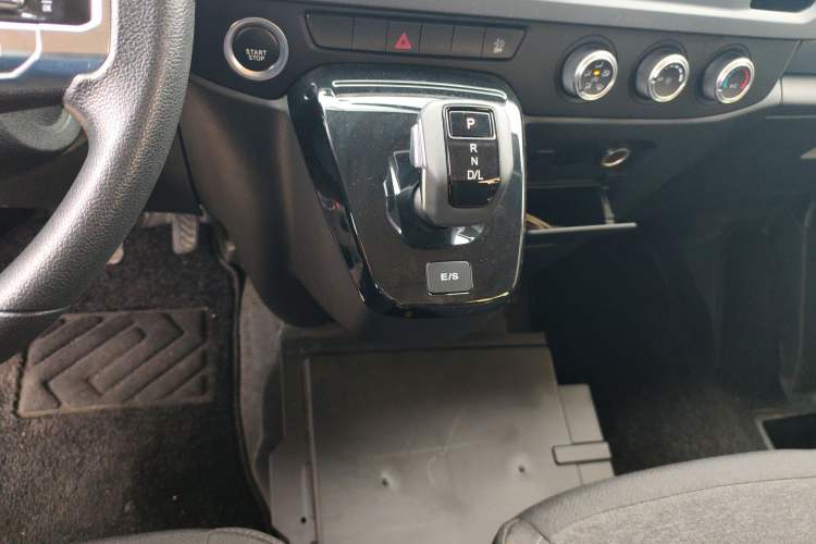 Used JMC Fushun 2023 2.0T Automatic Mid-Range High-Roof Commercial Multi-Purpose 7-Seater Passenger Vehicle