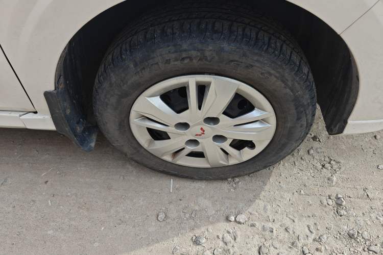 Used Wuling Hongguang 2019 1.5L S Basic Version China VI Standard LAR Right Front Wheel Hub