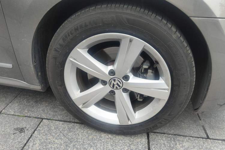 Used Volkswagen Passat 2013 1.8TSI DSG Prestige Edition Right Front Wheel Hub