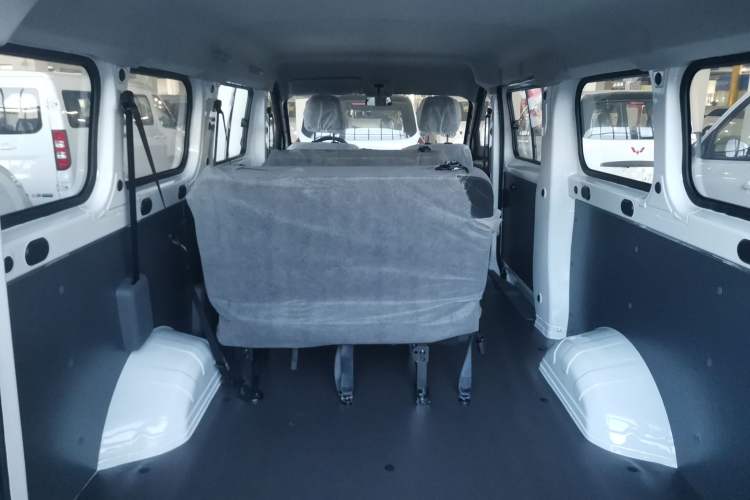 Used Wuling Yangguang 2025 Model 310KM Bus Edition—Customized by CATL