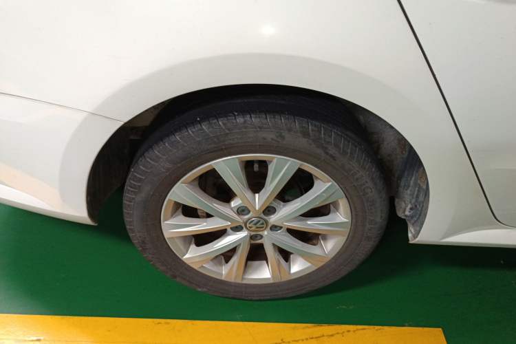 Used Volkswagen Lavida 2017 1.6L Automatic Comfort Edition Right Rear Wheel Hub