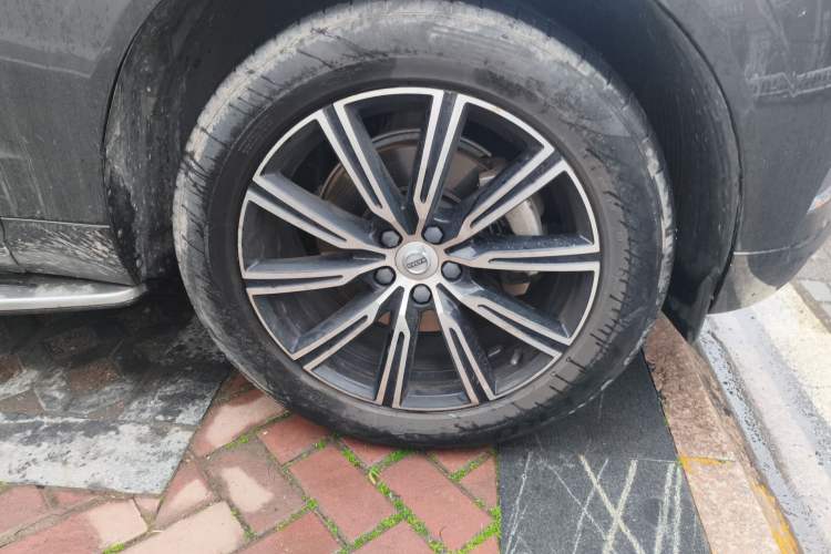 Used Volvo XC60 2021 T5 4x4 Smart Luxury Edition Right Front Wheel Hub