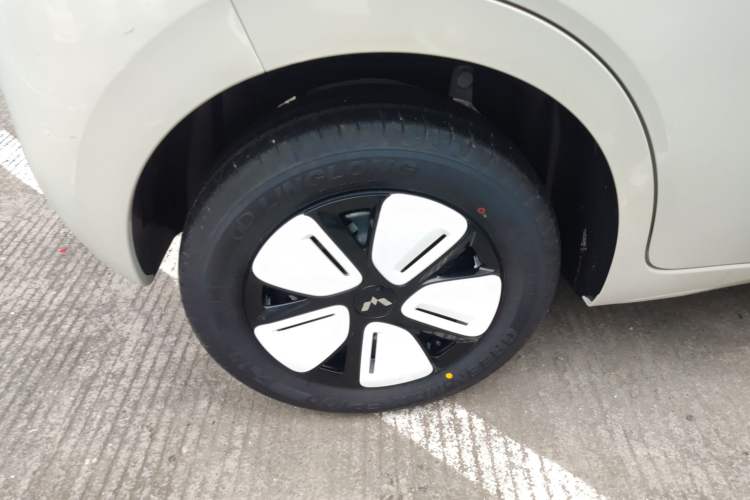 Used Wuling Hongguang MINIEV 2025 Four-Door Version Advanced Edition Right Rear Wheel Hub