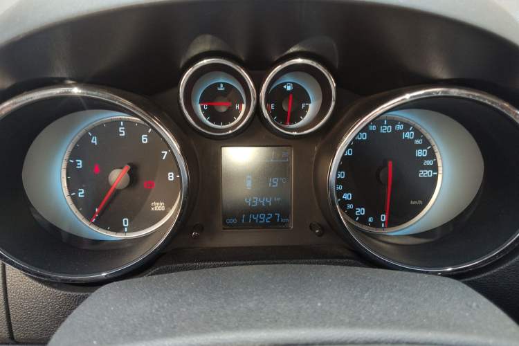 Used CHANGAN CS35 2014 1.6L Manual Luxury Model China IV Standard
