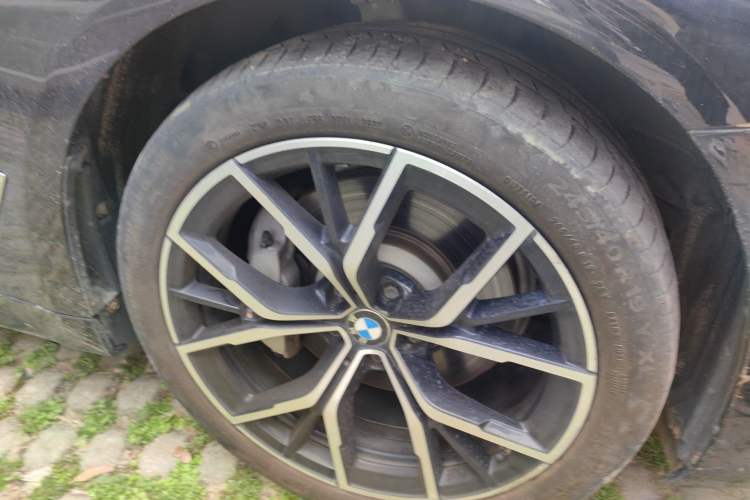 Used BMW 5 Series 2022 Second Facelift 530Li Luxury Version M Sport Package Right Front Wheel Hub