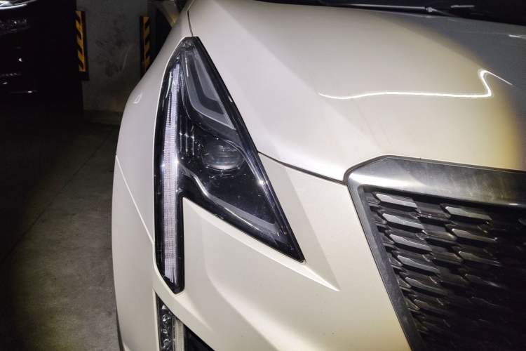 Used Cadillac XT5 2022 2.0T Two-Wheel Drive Luxury Version Right Front Headlight