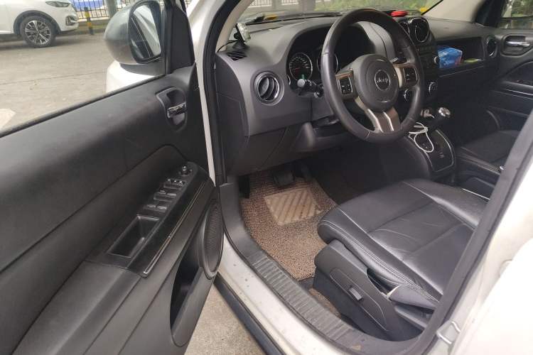 Used Jeep Compass 2013 2.0L two-wheel drive luxury version Driver Seat