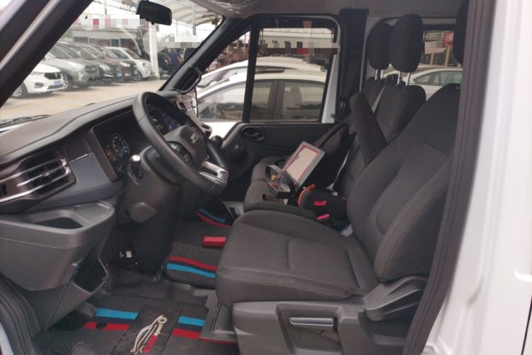 Used JMC Fushun 2025 2.0T 6MT Diesel Short-Wheelbase Mid-Roof Commercial Multi-Purpose Passenger Vehicle with 5/6 Seats
