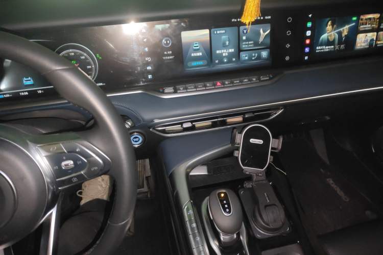 Used VOYAH FREE 2021 Four-Wheel Drive Standard Range-Extended Exclusive Luxury Package Audio And AC Panel