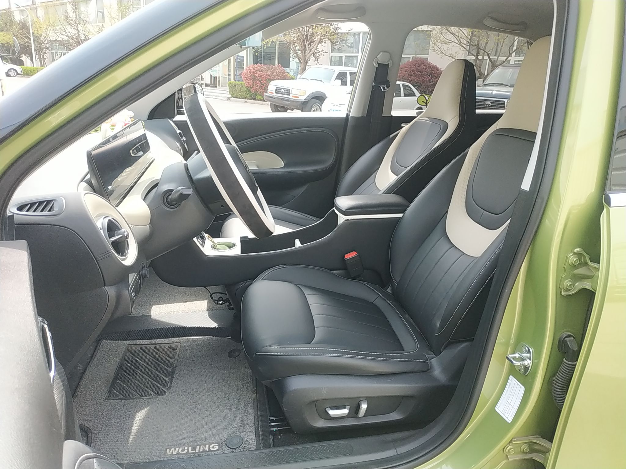 المقاعد الأمامية داخل السيارة