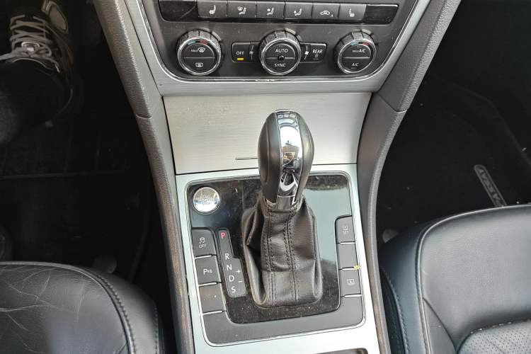 Used Volkswagen Passat 2014 1.8TSI DSG Prestige Navigation Edition Gear Lever