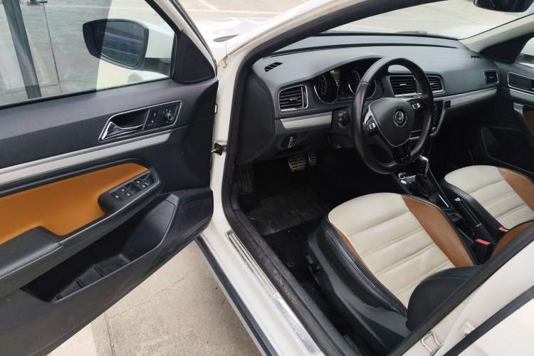 Used Volkswagen Cross Lavida 2016 230TSI DSG Luxury Edition
