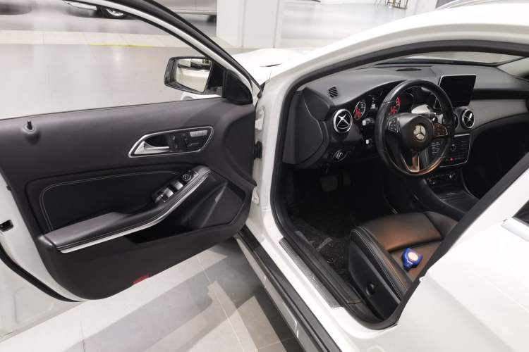 Used Mercedes-Benz GLA 2016 GLA 200 Sport Edition Driver Seat