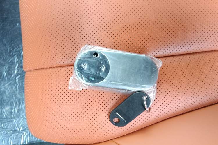 Used Hima AITO M9 2025 Extended-Range Ultra Version 52 kWh 6-Seater Vehicle Key