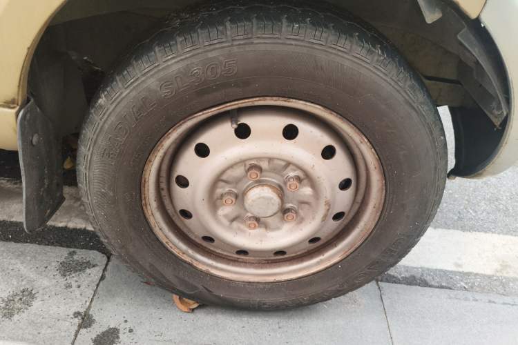 Used Wuling Rongguang 2017 1.5L Extended Basic Version Right Front Wheel Hub