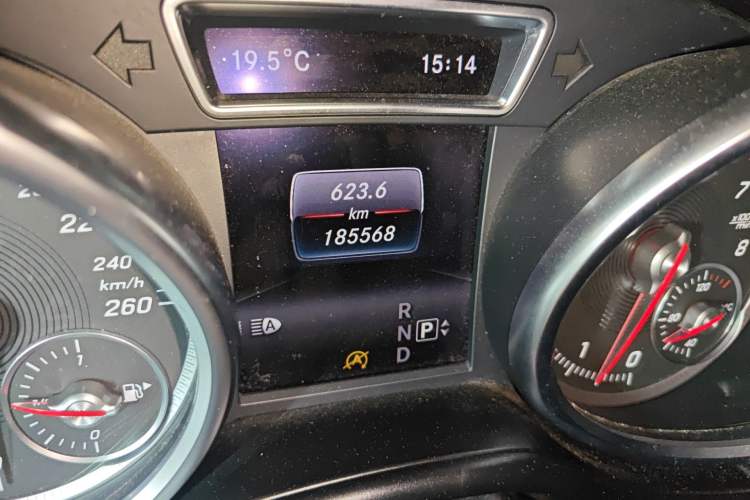 Used Mercedes-Benz GLE 2015 GLE 320 4MATIC Odometer Close Up