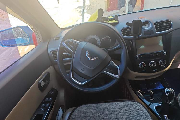 Used Wuling Hongguang 2013 1.5L S Luxury Model
