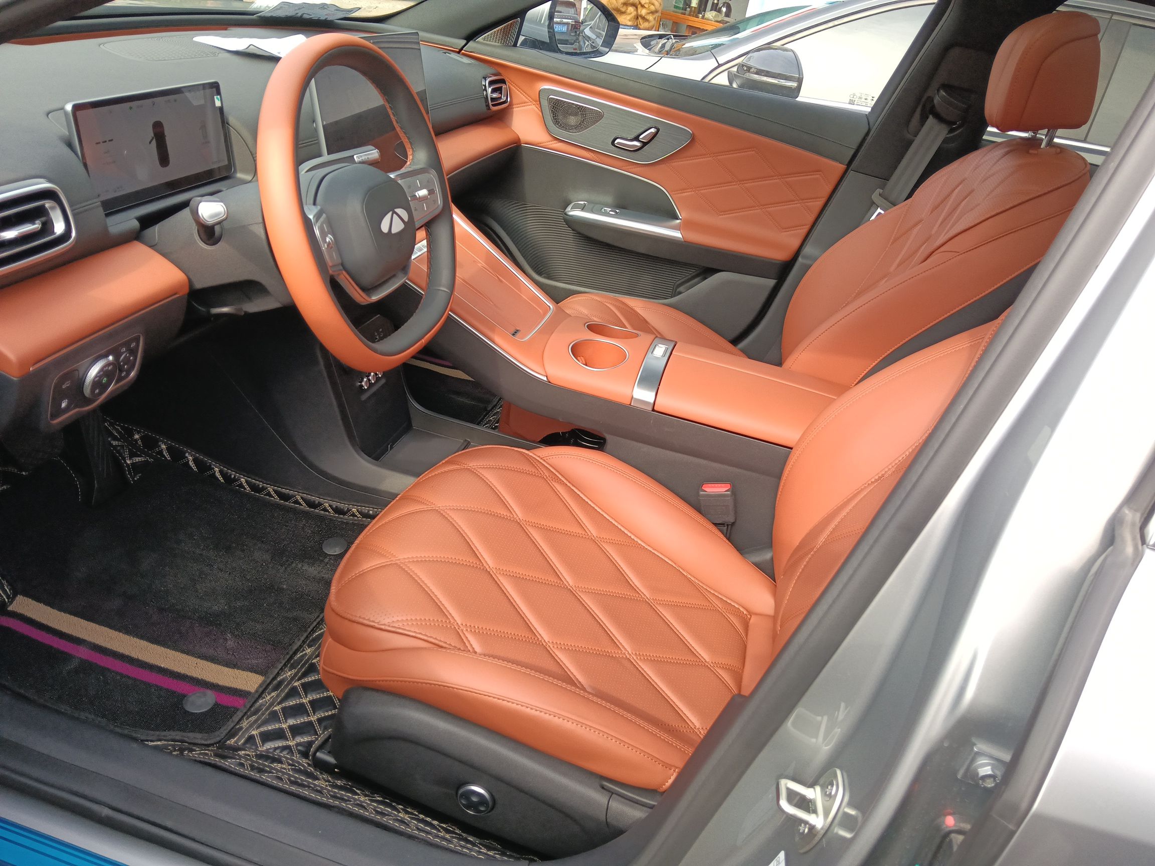 المقاعد الأمامية داخل السيارة