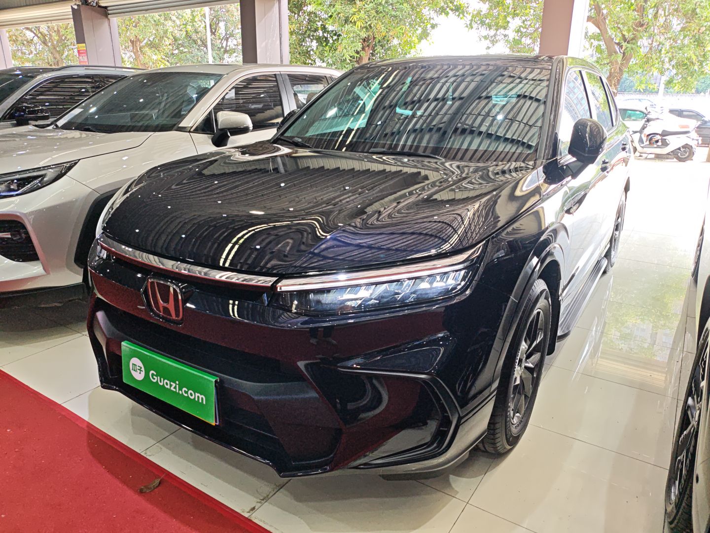 Под передней частью автомобиля