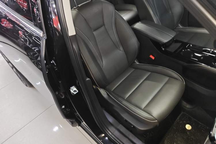 Used Buick Envision 2024 Encore Plus 28T AWD Luxury Edition Right Front Seat