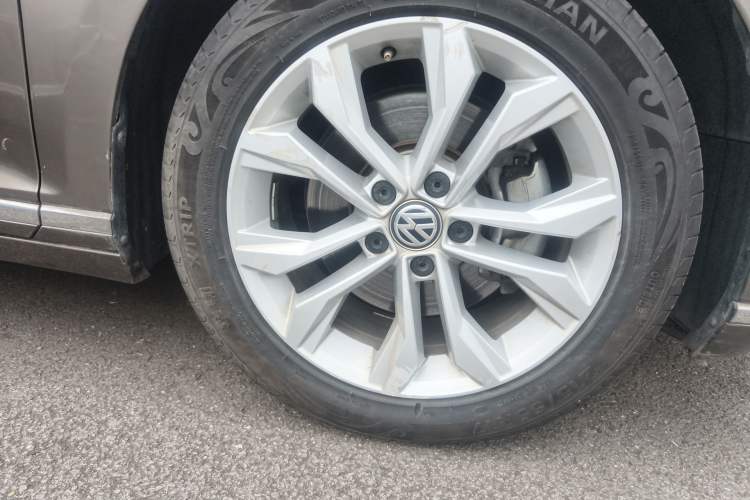 Used Volkswagen Magotan 2017 380TSI DSG Luxury Model Right Front Wheel Hub