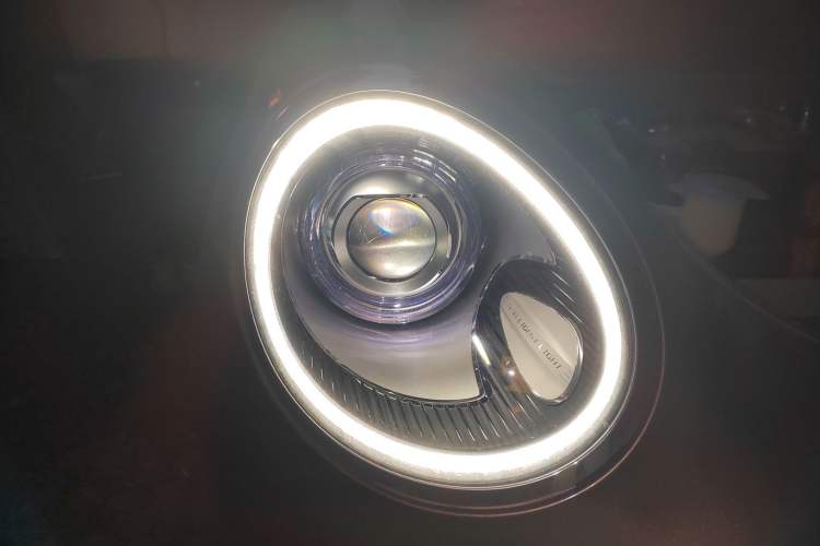 Used ORA Good Cat 2021 400km Standard Range Venus Edition Lithium Iron Phosphate Right Front Headlight