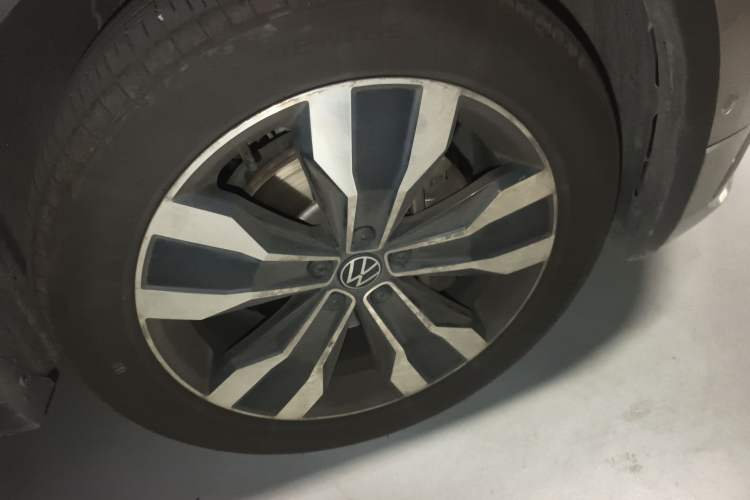 Used Volkswagen Tiguan L 2022 330TSI Automatic Two-Wheel Drive R-Line Flagship Edition Right Front Wheel Hub