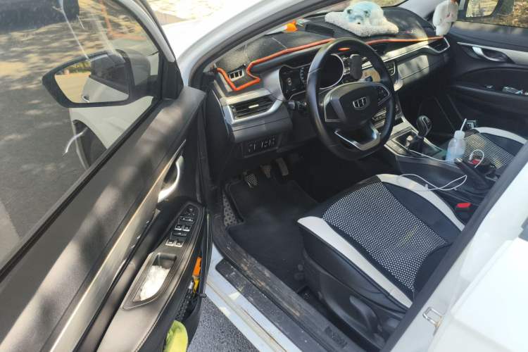 Used Geely Auto Emgrand 2019 Leading Edition 1.5L Manual Fashion Model China V Standard
