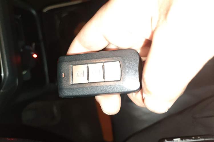 Used Mitsubishi Outlander 2019 2.4L 4x4 Zhi Xiang Edition 7 Seats China V Emission Standard
