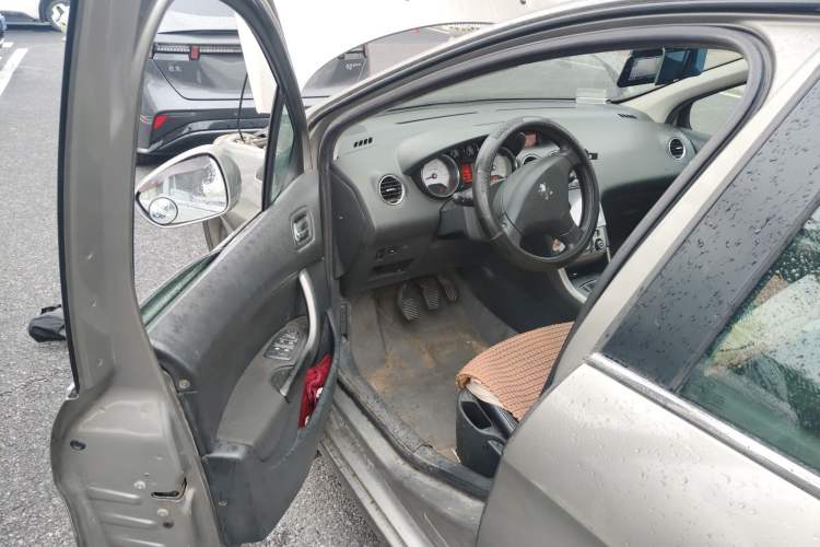 Used Peugeot 408 2011 2.0L Manual Luxury Edition