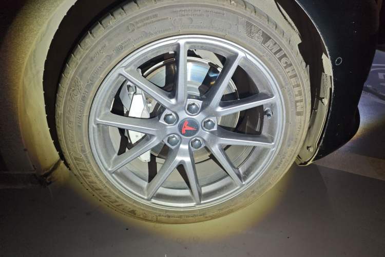 Used Tesla Model 3 2021 Standard Range Rear-Wheel Drive Upgraded Version 3D6 Right Front Wheel Hub