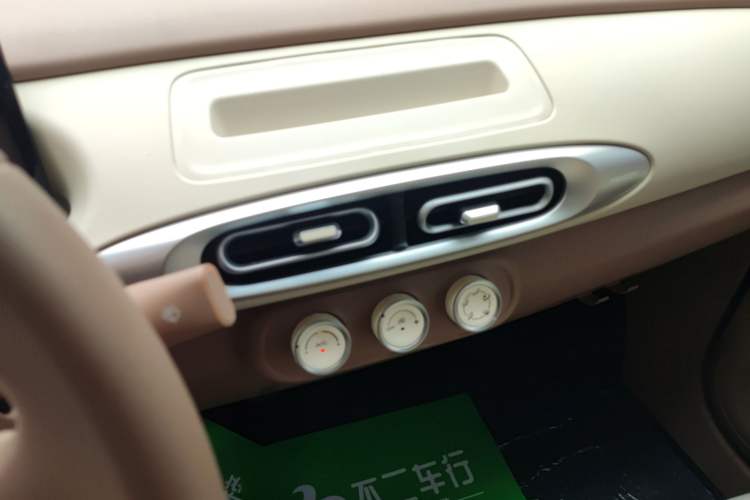 Used Wuling Hongguang MINIEV 2025 Four-Door Version Advanced Edition Audio And AC Panel