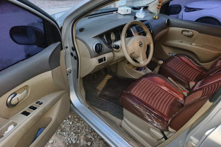 Used Nissan Livina 2010 Jingyue Edition 1.6L Manual All-Around Model Driver Seat