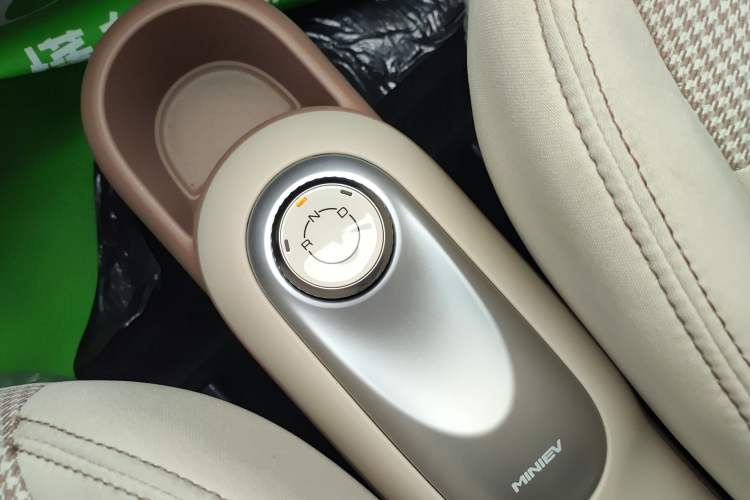 Used Wuling Hongguang MINIEV 2025 Four-Door Version Advanced Edition Gear Lever