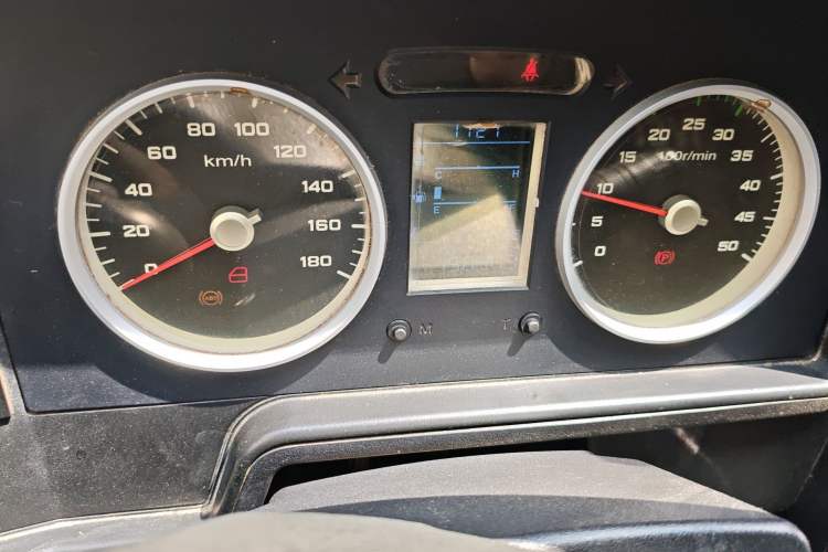 Used Iveco Daily 2020 2.5T A35 Passenger Van Single-Tire Mid-Roof Design 5-9 Seats China V Emission Standard Instrument Cluster