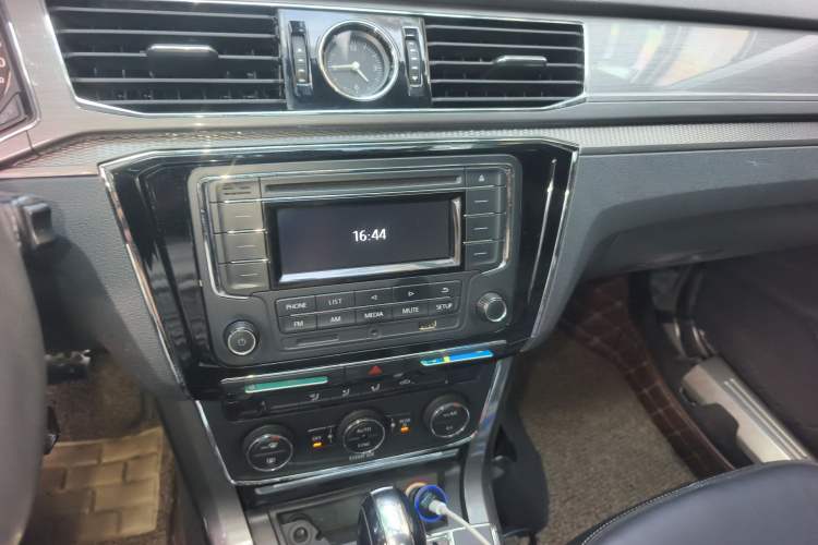 Used Volkswagen Passat 2014 1.8TSI DSG Prestige Edition Audio And AC Panel