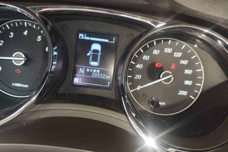 Used Baojun 730 2016 1.8L iAMT Luxury Model 7 Seats Odometer Close Up