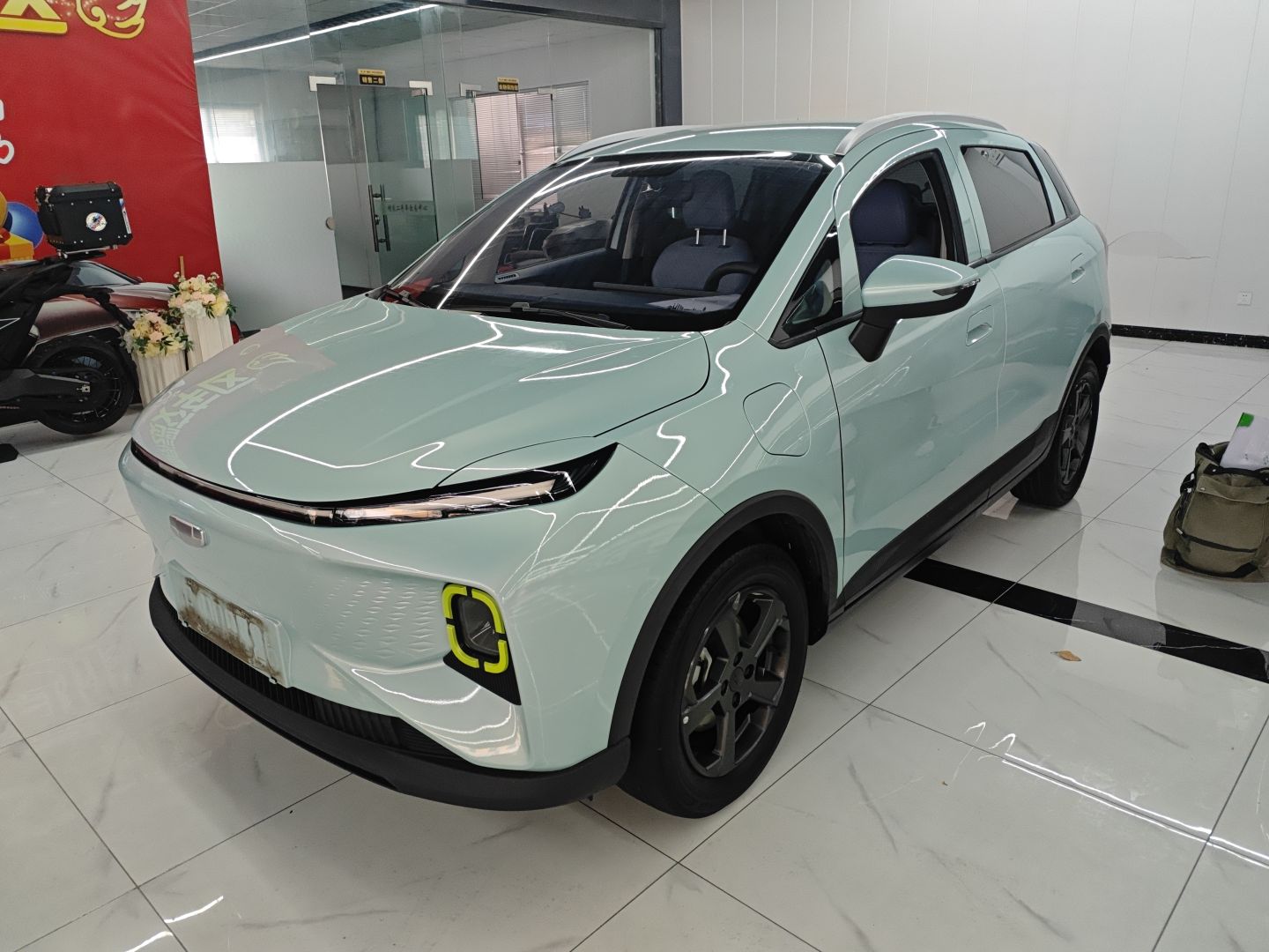 تحت مقدمة السيارة