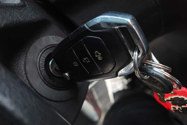 Used SAIC MAXUS T60 2017 2.0T Gasoline Automatic Two-Wheel Drive High-Ride Comfort-Grade Standard Cabin