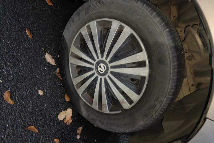 Used BAIC Weiwang M20 2014 1.5L practical type BJ415A Right Front Wheel Hub