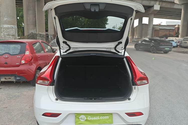 Used Volvo V40 2016 T4 Smart Luxury Edition Trunk