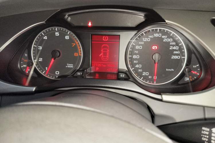 Used Audi A4L 2012 2.0 TFSI automatic Comfort trim level Odometer Close Up