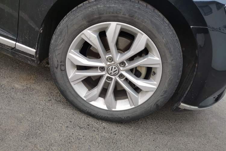 Used Volkswagen Magotan 2017 380TSI DSG Luxury Model Right Front Wheel Hub