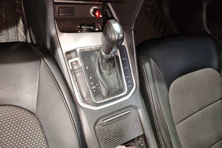 Used Volkswagen Golf Sportsvan 2016 180TSI Automatic Trend Model Gear Lever