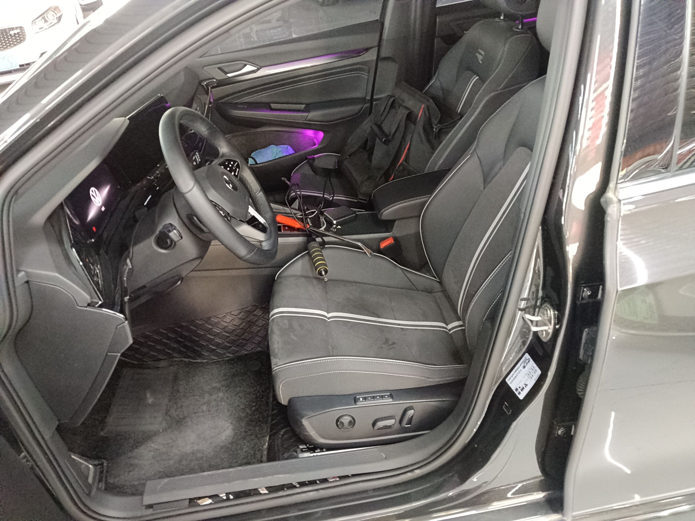 المقاعد الأمامية داخل السيارة