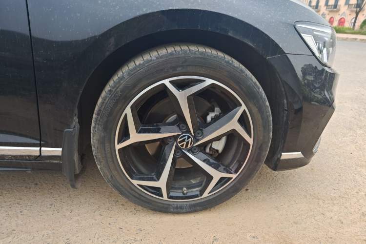 Used Volkswagen Magotan 2023 2 Million Units Commemorative Edition 330TSI DSG Luxury Version Right Front Wheel Hub