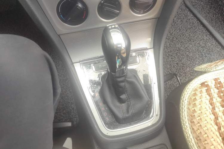 Used Volkswagen Gran Lavida 2013 1.4 TSI Automatic Comfort Model Gear Lever