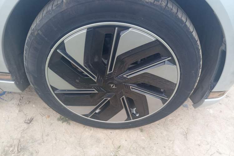 Used Dongfeng eπ eπ008 2024 210Max Range-Extended Version 6 Seats Right Front Wheel Hub